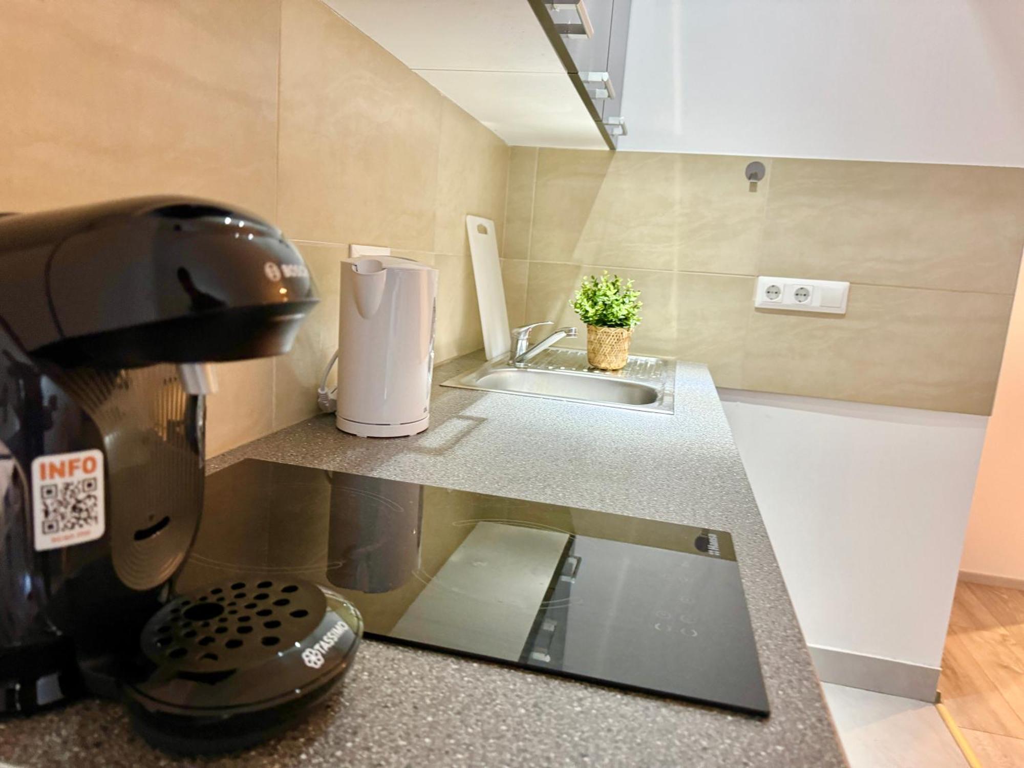 Stylish Schonbrunn Apartments - Free Underground Parking ウィーン エクステリア 写真